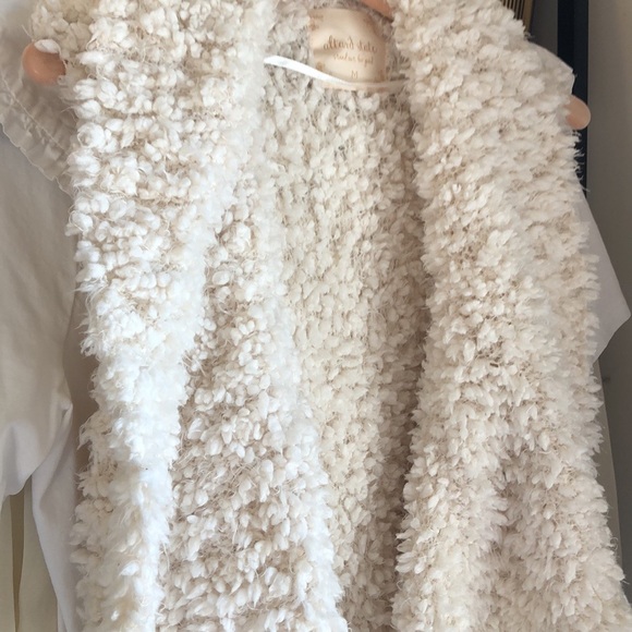 White Faux Fur “Eyelash Flyaway” Vest with Pockets NWT - Picture 14 of 16